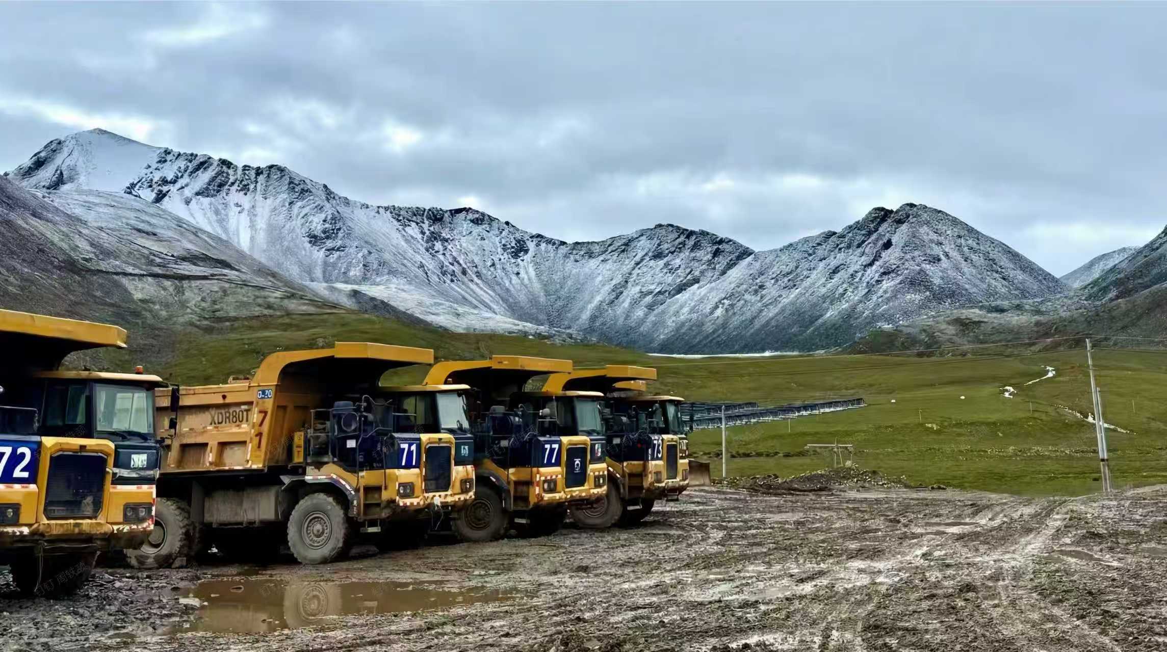 Fleet of heavy-duty mining trucks equipped with Streamax AI safety systems operating at a high-altitude open-pit copper mine.